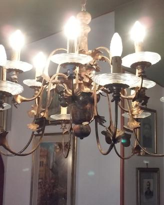 Lampadario in ferro battuto con decoro a mano
