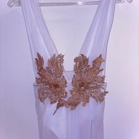 Abito con dettagli oro e spacco alto