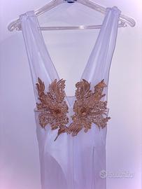 Abito con dettagli oro e spacco alto