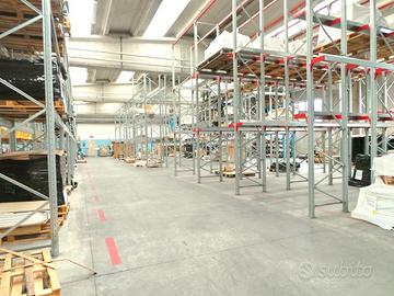 Capannone con baie di carico e uffici