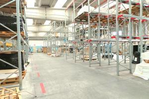 Capannone con baie di carico e uffici