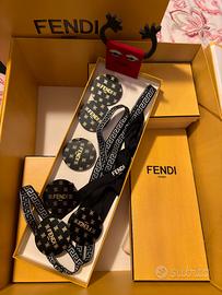 Scatole, spille,nastrino e mascotte Fendi