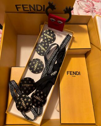 Scatole, spille,nastrino e mascotte Fendi
