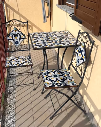 Tavolino con sedie antiquari
