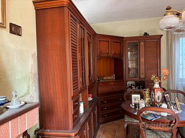 Sala completa con ravolo sedie ed armadio