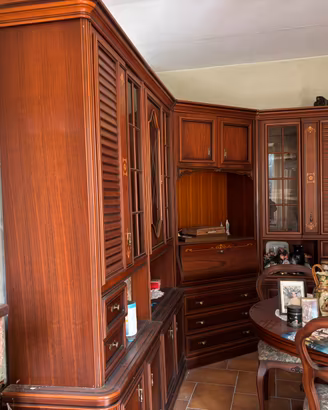 Sala completa con ravolo sedie ed armadio