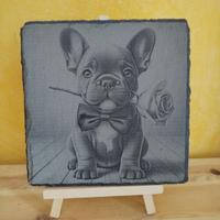 Bull Dog Francese con fiore in bocca