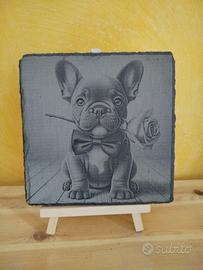 Bull Dog Francese con fiore in bocca