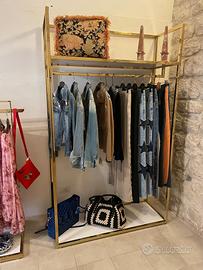 Appendiabiti di design per negozi. set stender