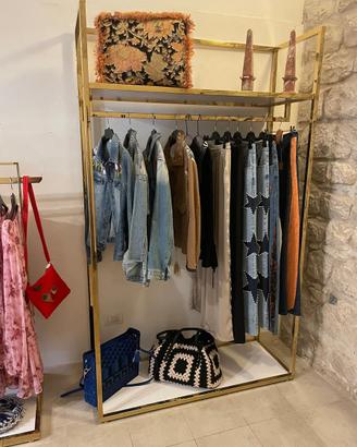 Appendiabiti di design per negozi. set stender