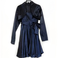 Elegante completo composto da vestito in raso blu