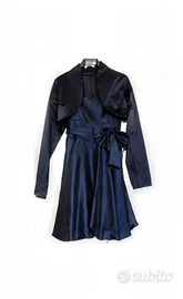 Elegante completo composto da vestito in raso blu