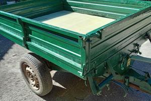 Carrello ribaltabile per trattore