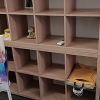 Parete attrezzata per uso ufficio o libreria. 