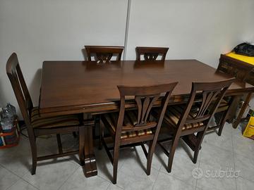Elegante tavolo da pranzo in castagno