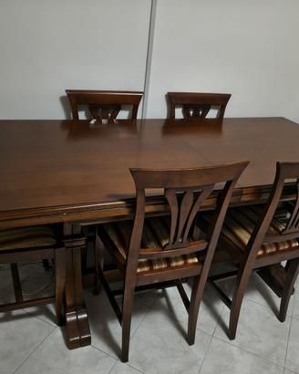 Elegante tavolo da pranzo in castagno