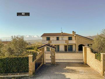 Villa di 180 m² con più di 5 locali a Campli