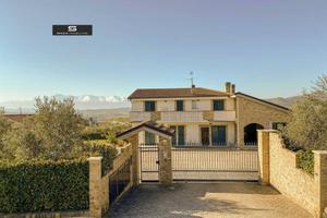Villa di 180 m² con più di 5 locali a Campli