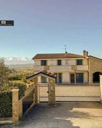 Villa di 180 m² con più di 5 locali a Campli