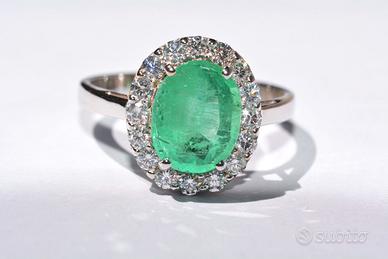 Anello Oro 18kt con 16 diamanti e Smeraldo verde
