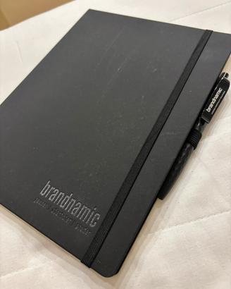 Taccuino nero con elastico e portapenna - NUOVO