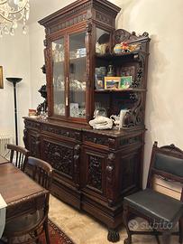 Credenza con vetrina in noce massello.