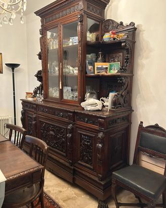 Credenza con vetrina in noce massello.