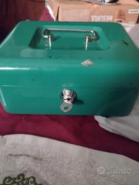 Cassetta di sicurezza con chiavi 