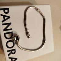 Bracciale Pandora Moments con chiusura classica 