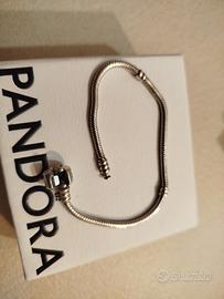 Bracciale Pandora Moments con chiusura classica 