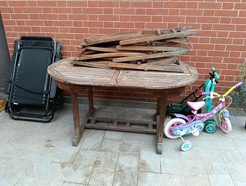 Set tavolo e sedie in legno da giardino