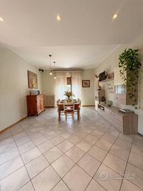 Villa di 100 m² con 5 locali e box auto a Laterina