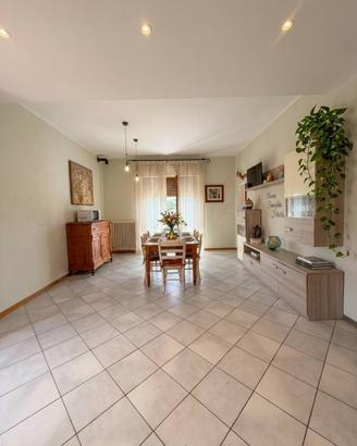 Villa di 100 m² con 5 locali e box auto a Laterina