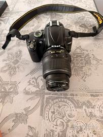 Fotocamera Reflex Nikon con obiettivo