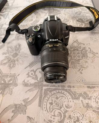 Fotocamera Reflex Nikon con obiettivo