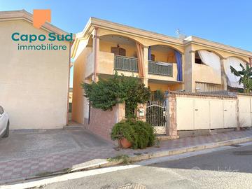 Sarroch - Casa a schiera con giardino e posto auto