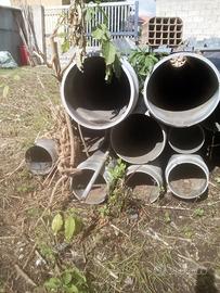 Tubi in materiale plastico e acciaio