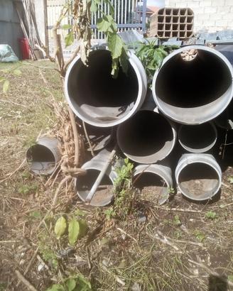 Tubi in materiale plastico e acciaio
