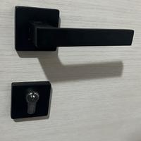 Maniglia nera per porta interna