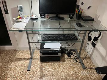 Scrivania in vetro con ripiano mobile.