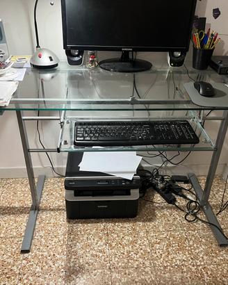 Scrivania in vetro con ripiano mobile.