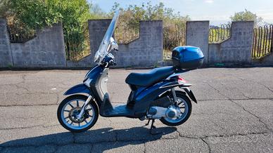 Liberty 125 con paravento, bauletto,  antifurto 