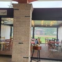 Sedie colorate diverse tipologie