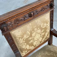 POLTRONA  antica con preziosi intagli.