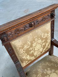 POLTRONA  antica con preziosi intagli.