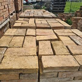 mattoni vecchi gialli