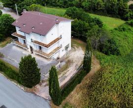 Casa bifamiliare con magazzini e corte. Posizione