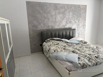 Letto con mobiletto grigio