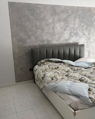 Letto con mobiletto grigio