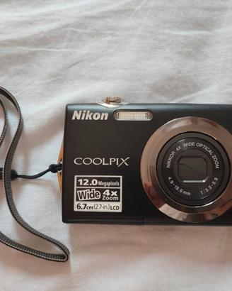 Nikon Coolpix S3000 funzionante (difetto display)